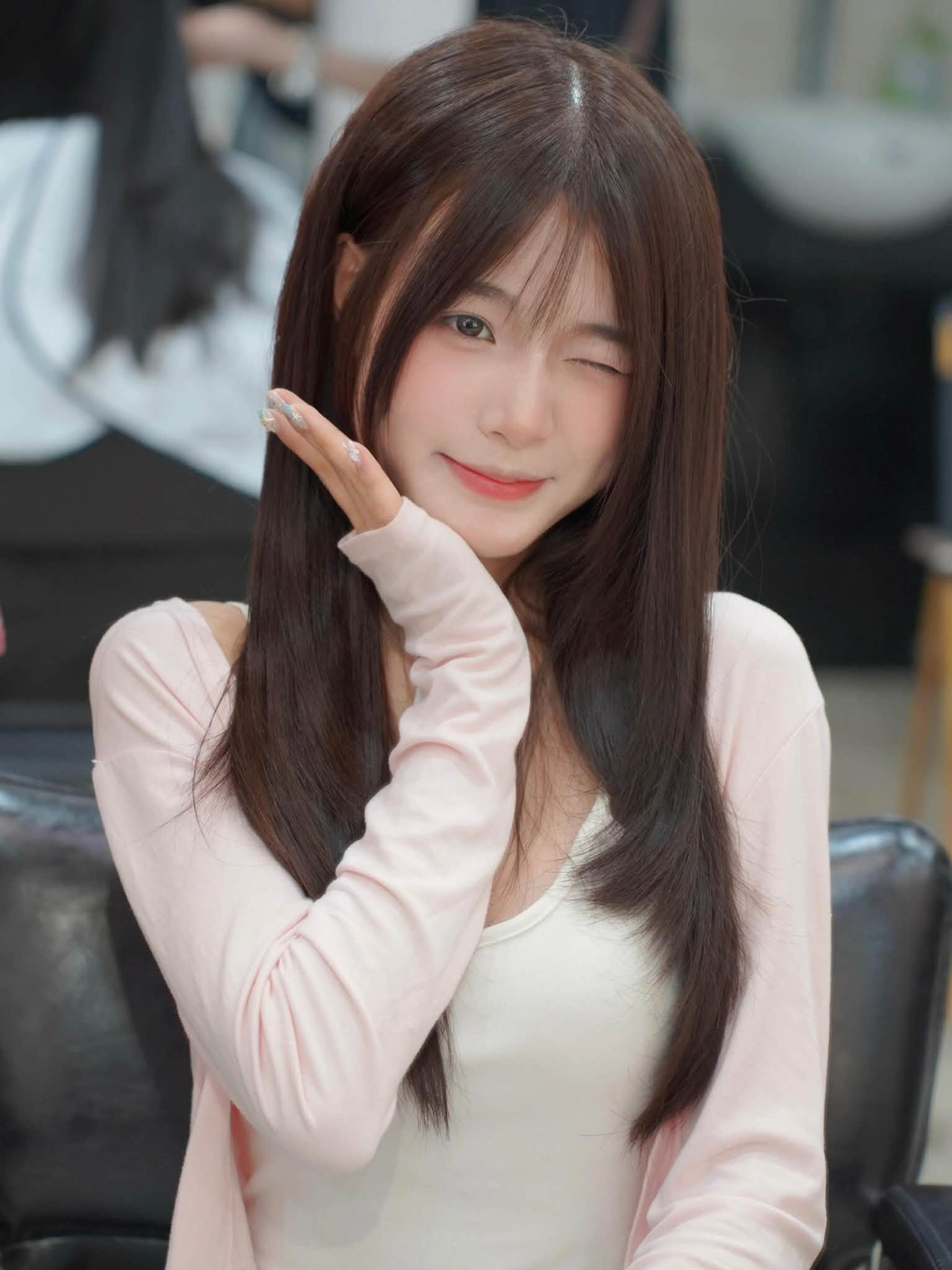 ผมยาวไล่เลเยอร์พร้อมหน้าม้าบาง