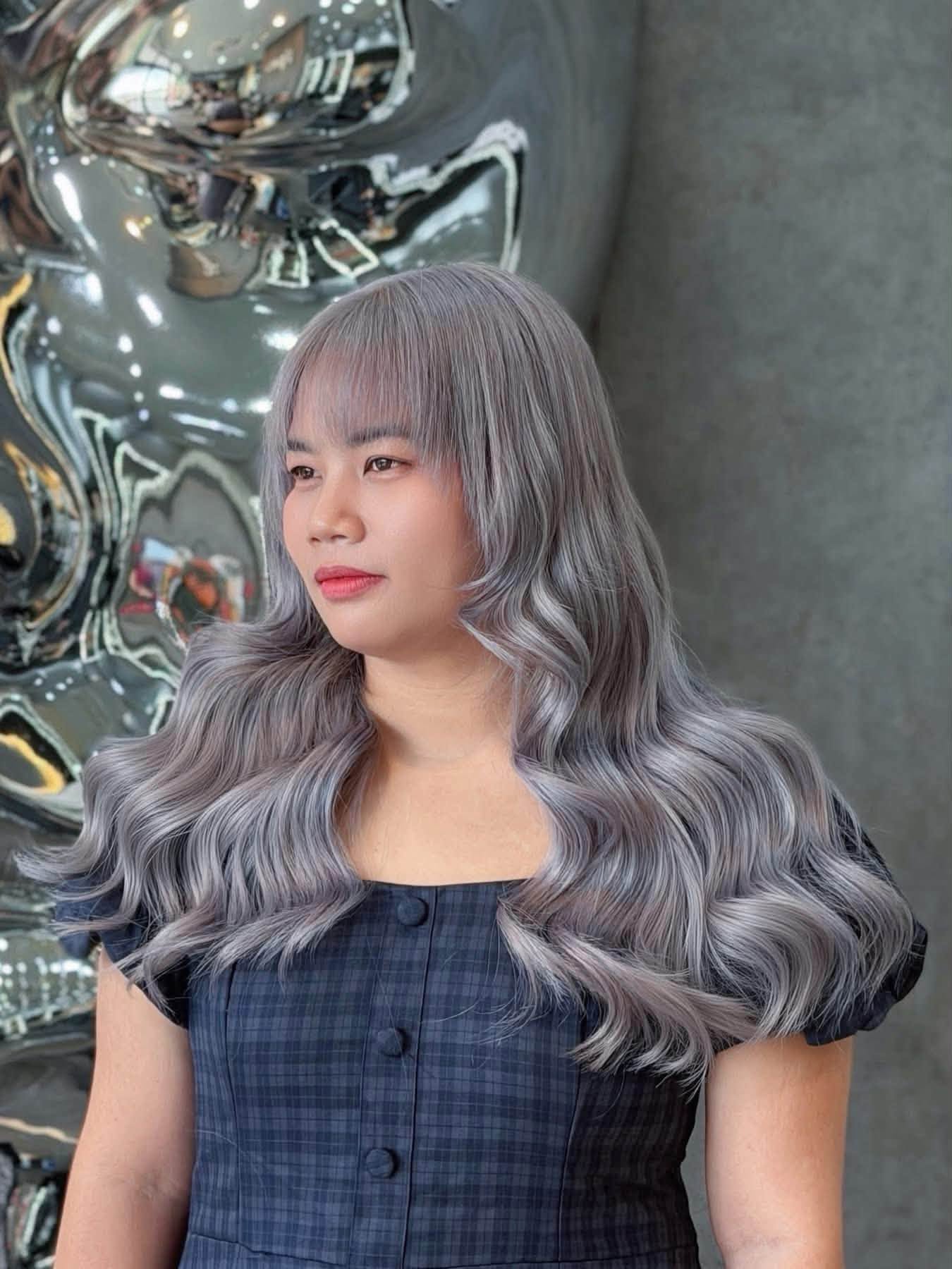 ผมยาวสีเทาซิลเวอร์พร้อมหน้าม้าและลอน